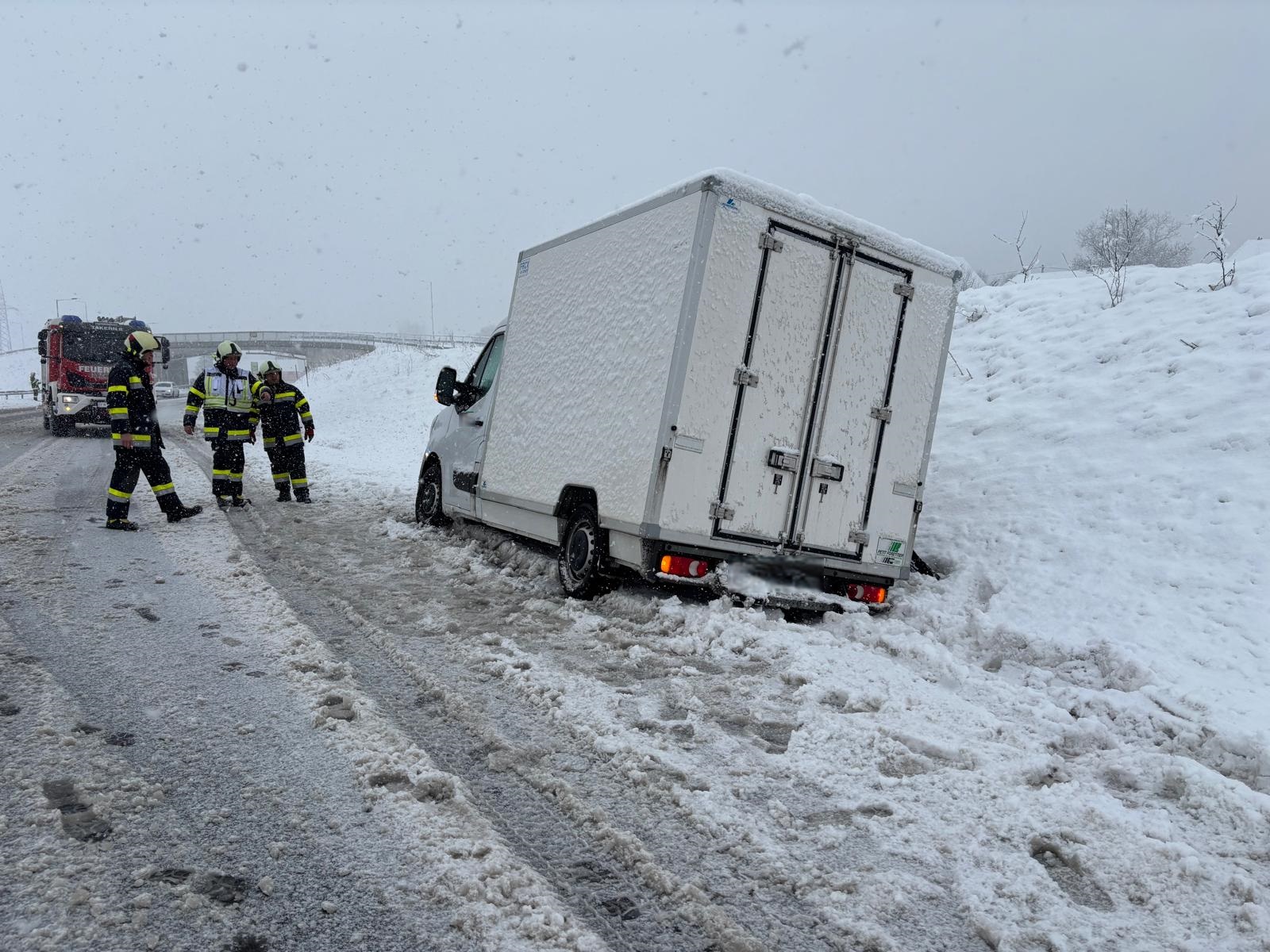 Mehrere Einsätze nach starken Schneefällen