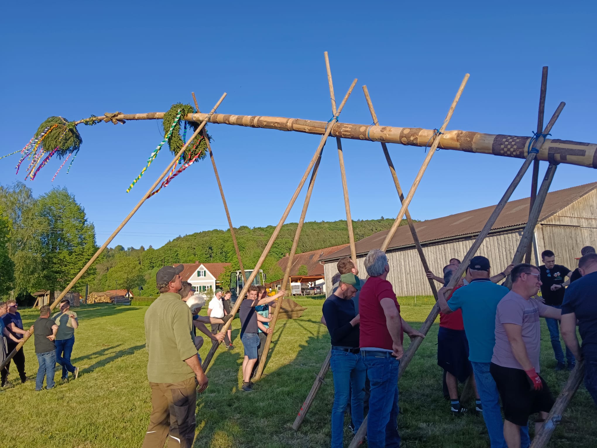 Traditionelles Maibaumaufstellen bei HLM d.V. Florian Bonstingl