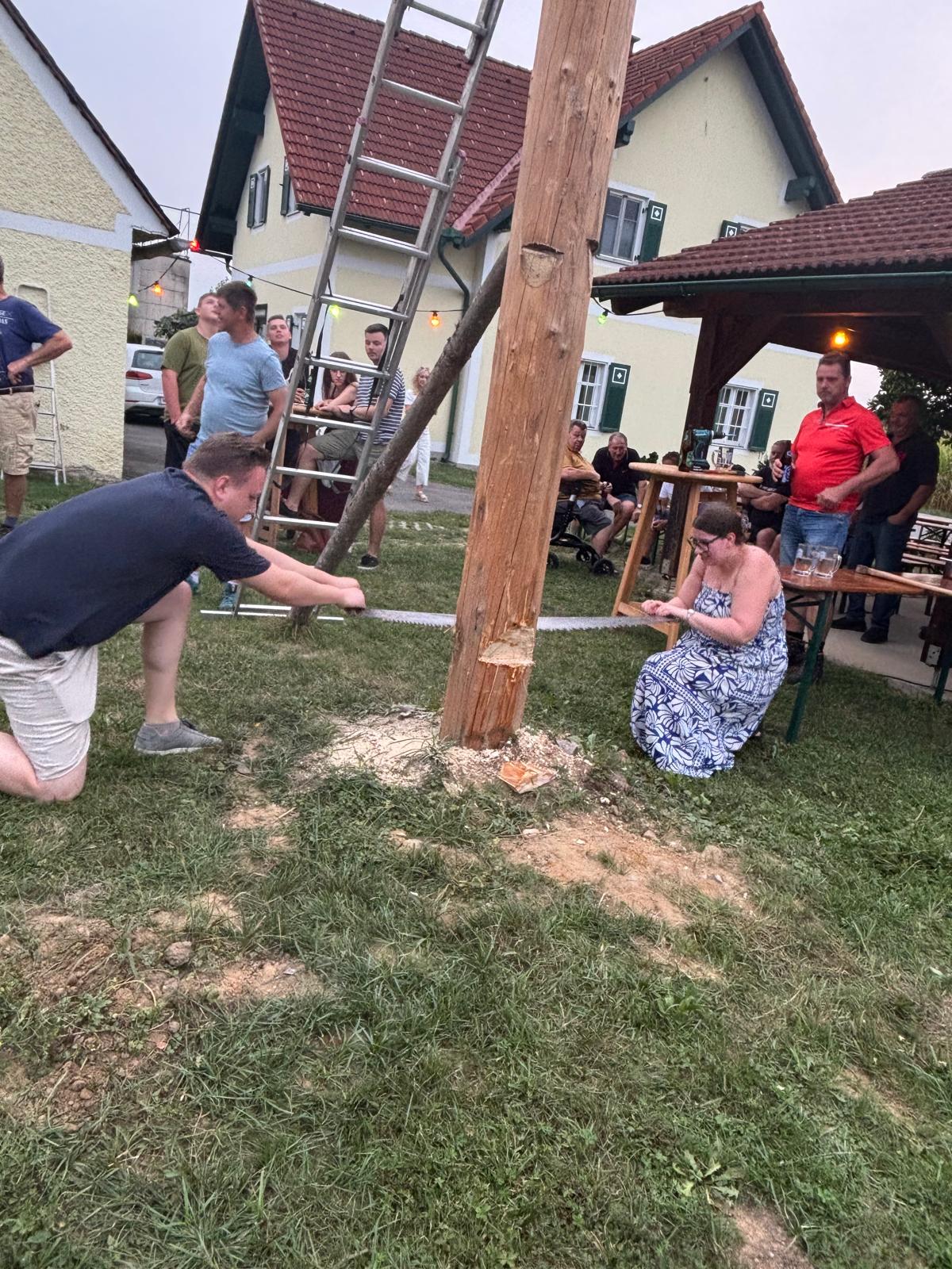 Maibaum umschneiden bei Famile Bonstingl